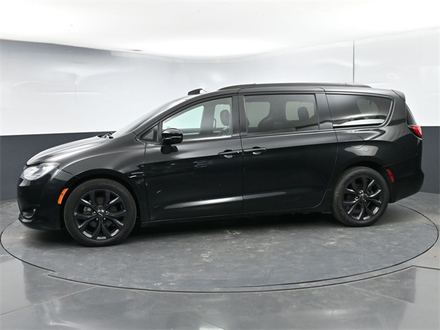 Used 2018 Chrysler Pacifica Limited with VIN 2C4RC1GG2JR289185 for sale in Brunswick, OH